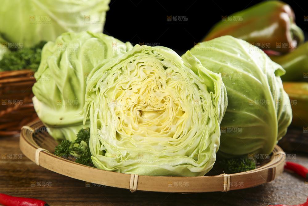 木底上放着一盘孢子甘蓝