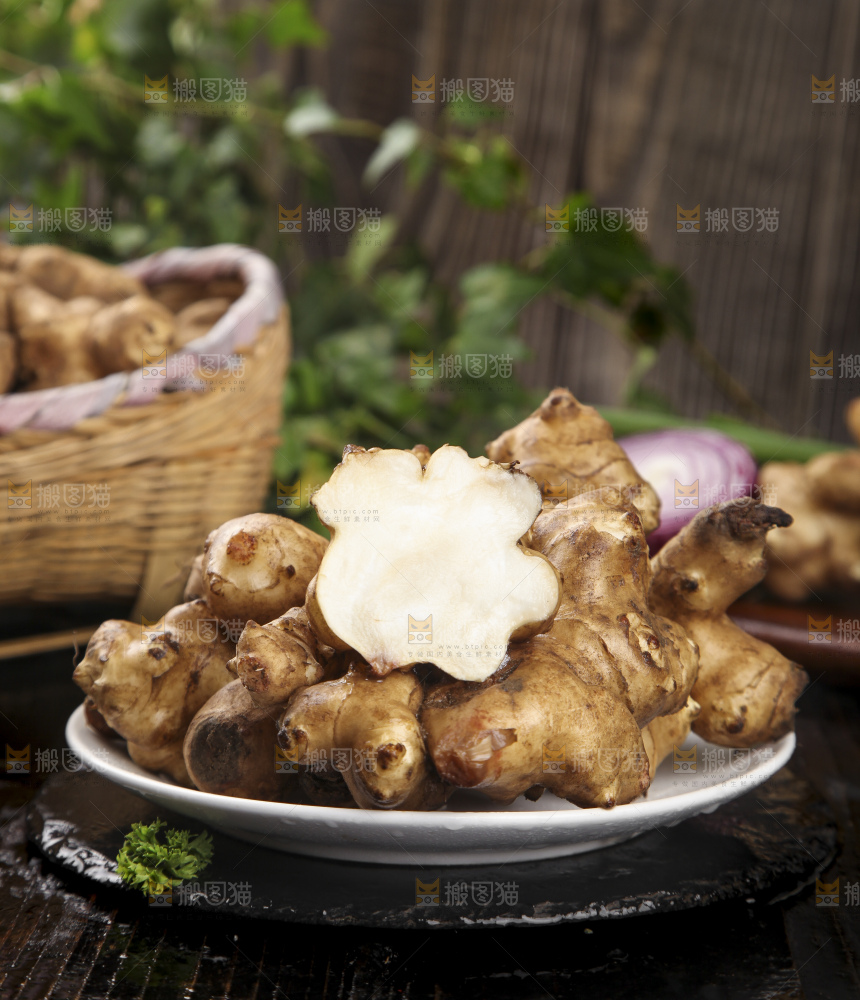 黑石板上放着陕北高原洋姜