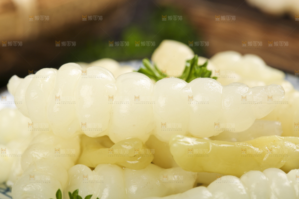 深底上的螺丝菜