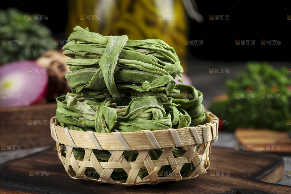 篮子里的干苔菜