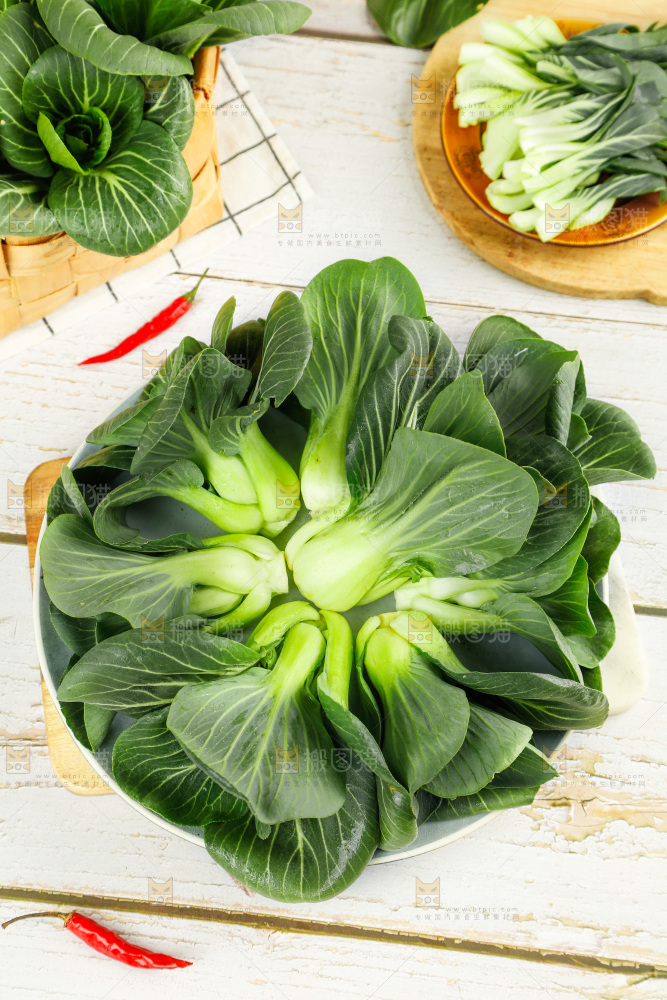 木板上摆放着农家青菜