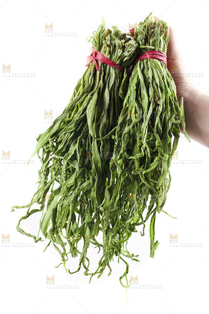 白底上放着干苔菜