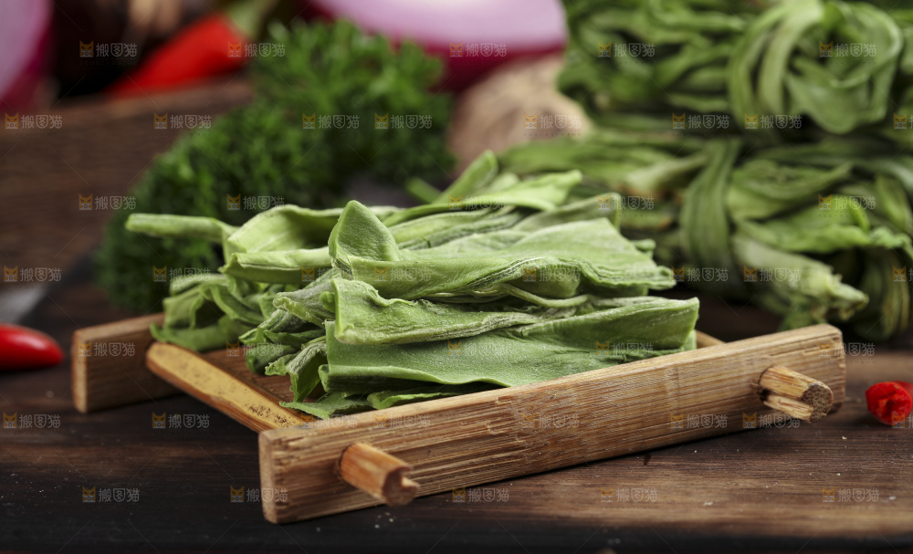 木板上摆放着苔干