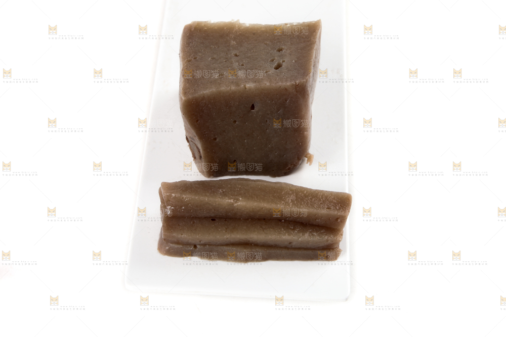 白底上放着一盘魔芋豆腐