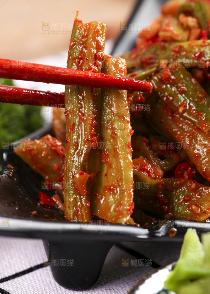筷子上夹着红油贡菜