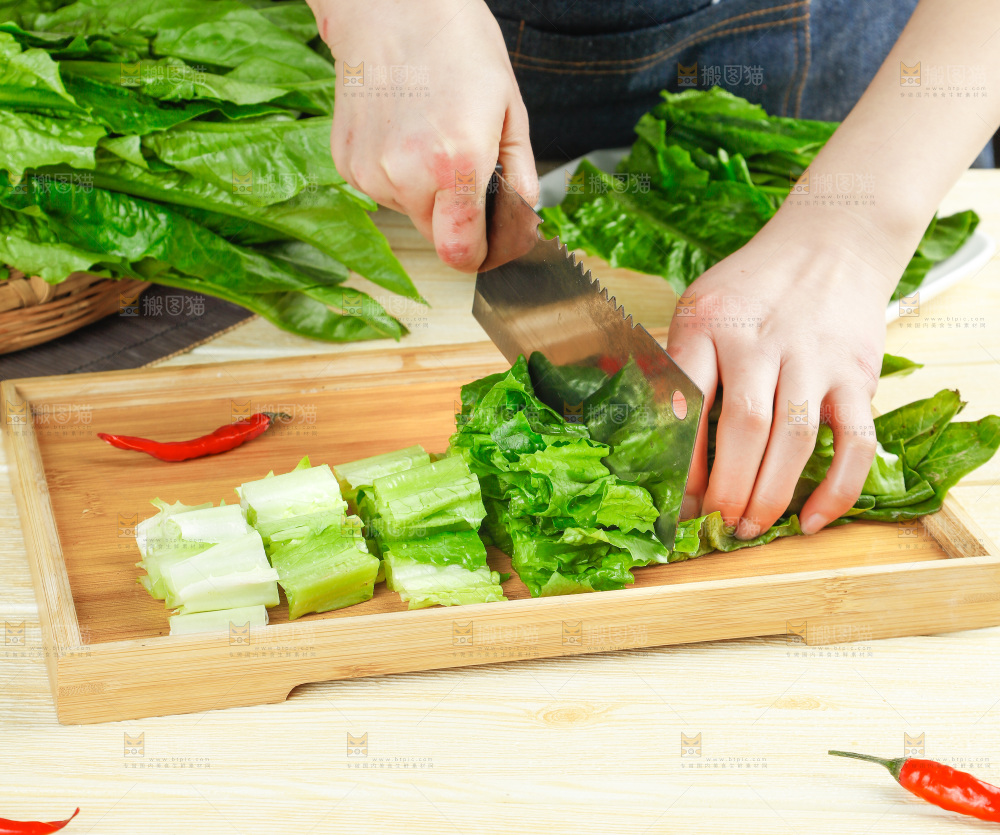菜板上正在切香麦菜