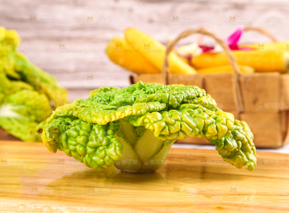 木板上放着新鲜乌塌菜