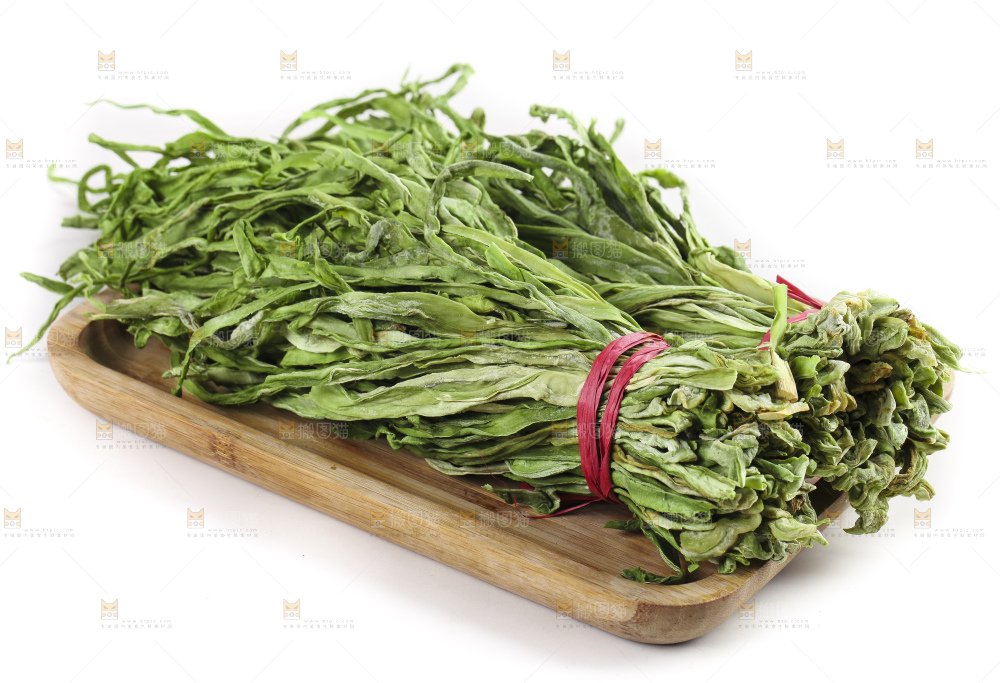 盘子里放着无叶贡菜
