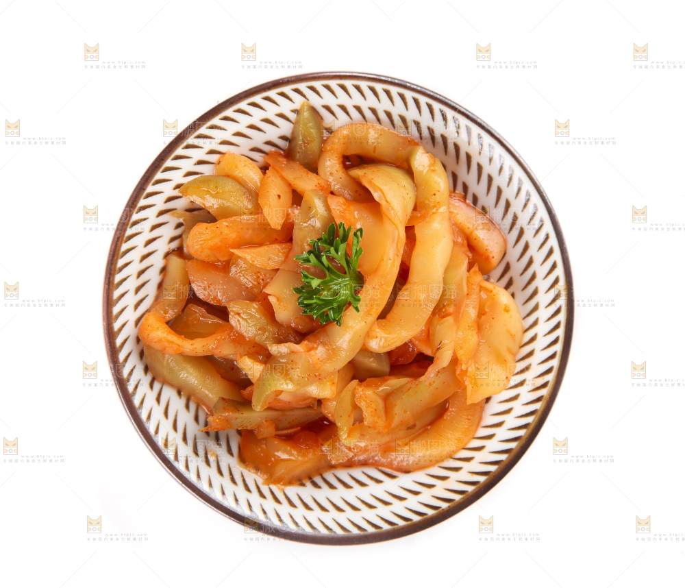 盘子里装着榨菜条