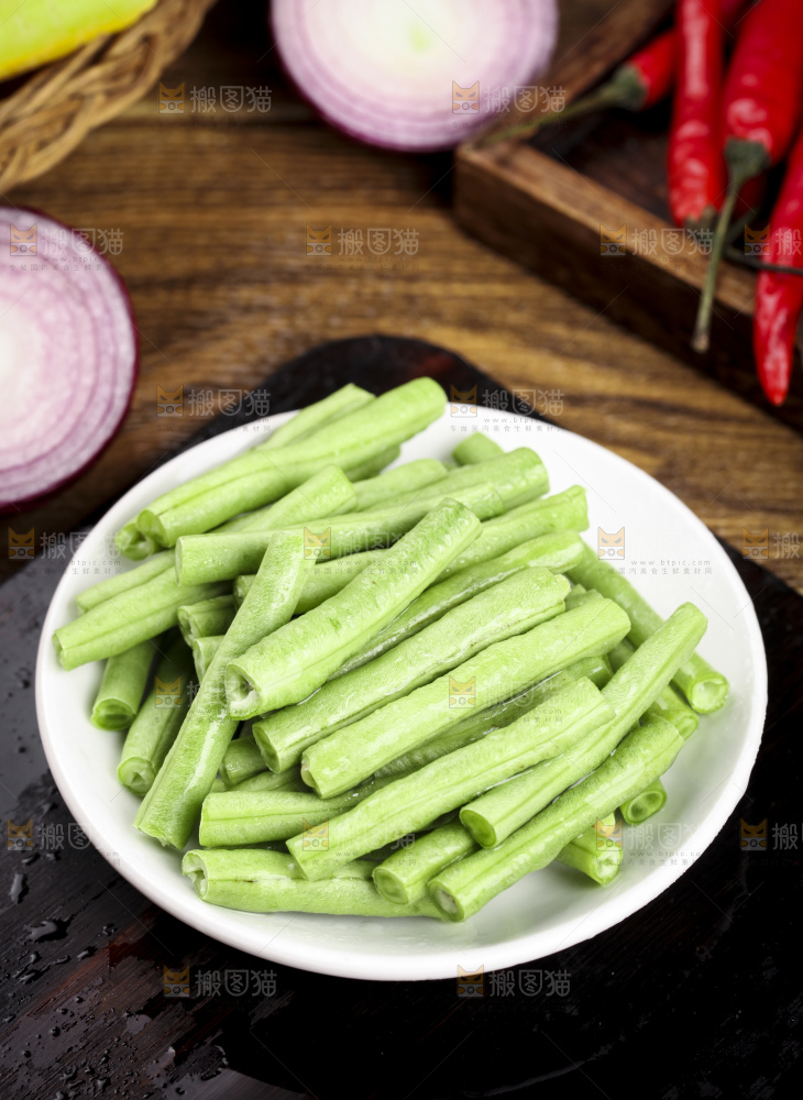 盘子里装着农家长豆角