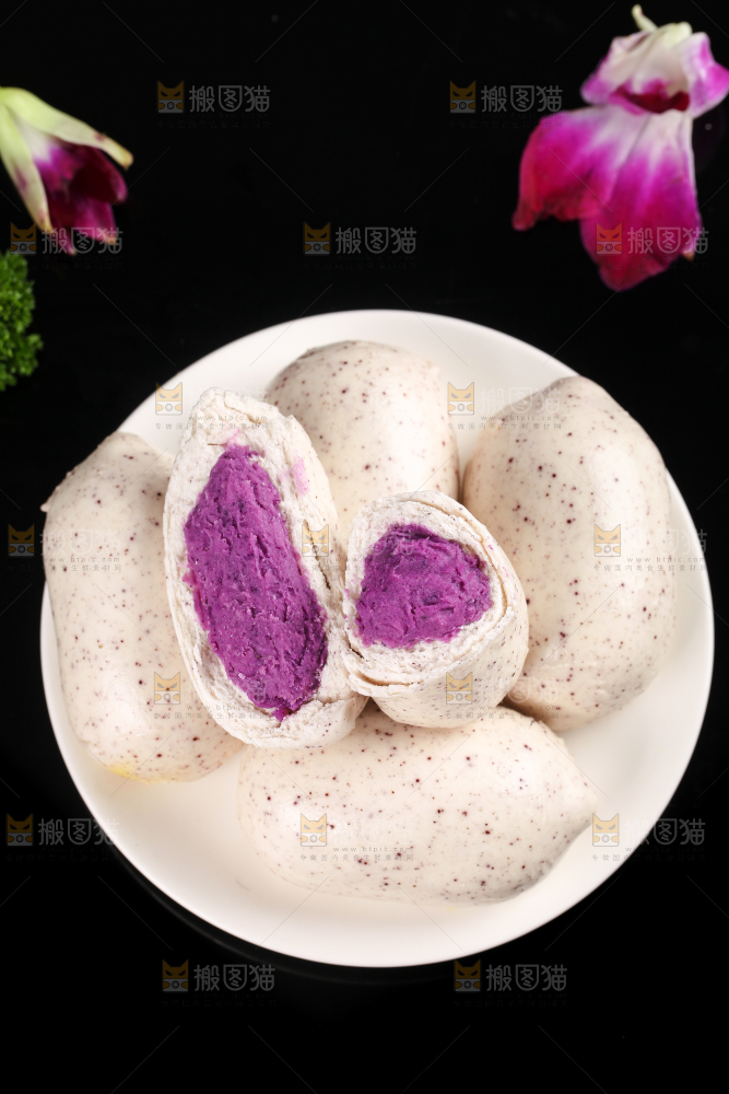 石板上摆放着紫薯馅包子