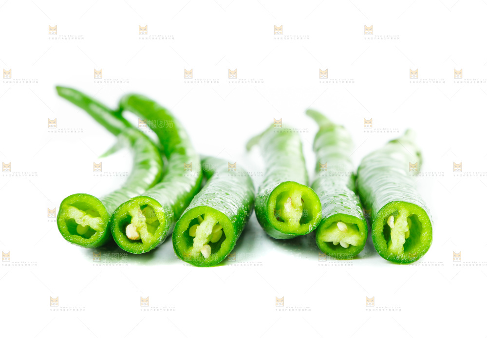 白底上放着二荆条辣椒