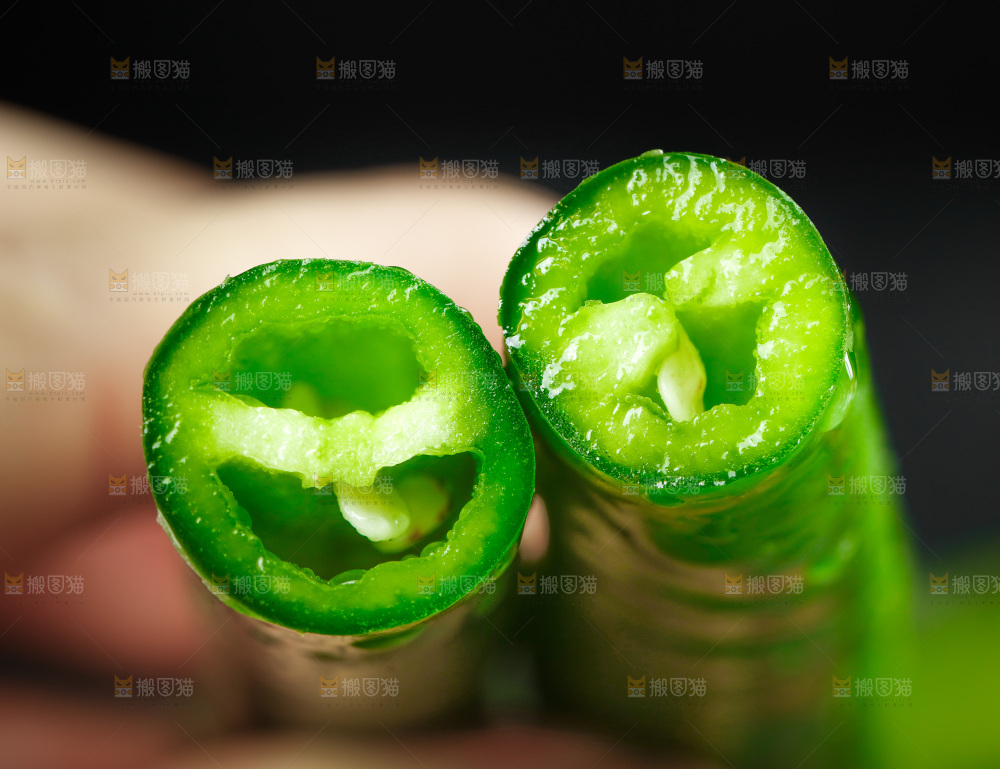 木板上放着青线椒