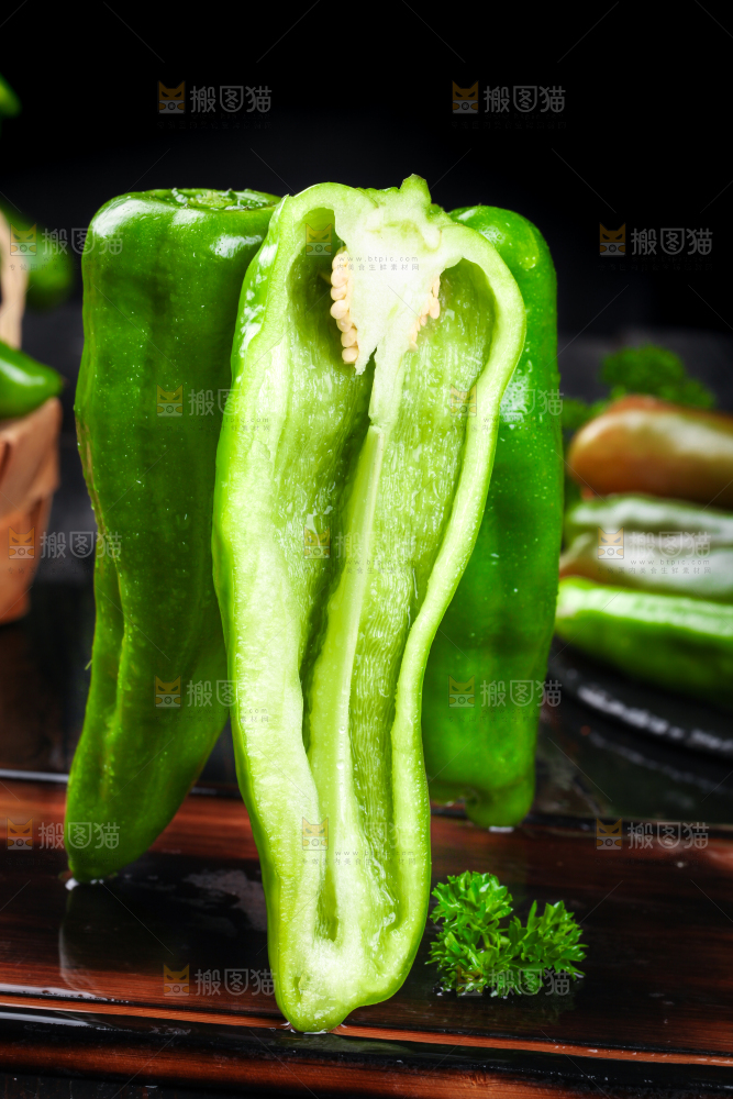 盘子里的薄皮青椒