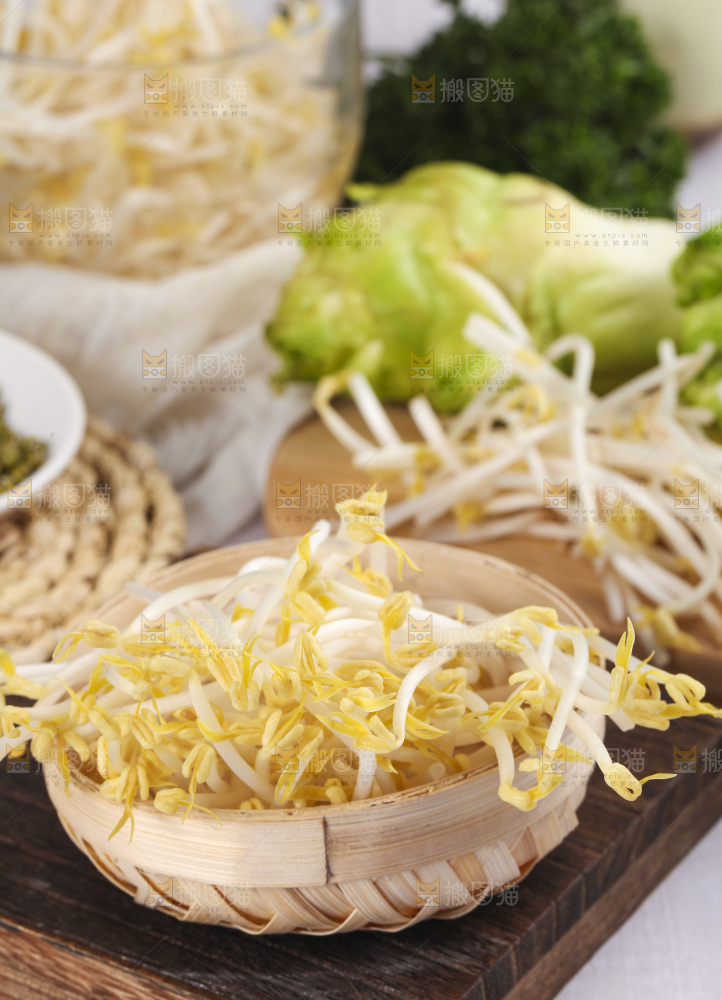 木板上的嫩豆芽