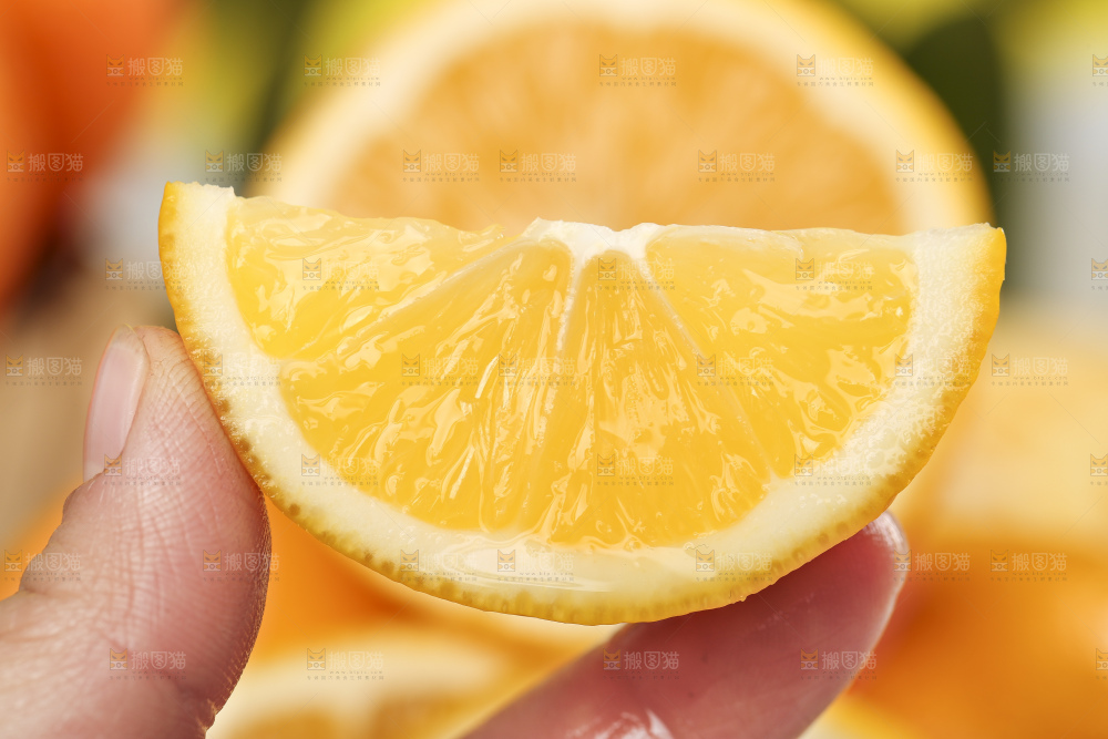 手里拿着新鲜柠檬