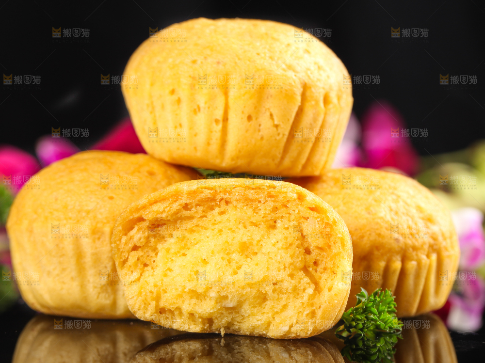 黑石板上放着广式马拉糕