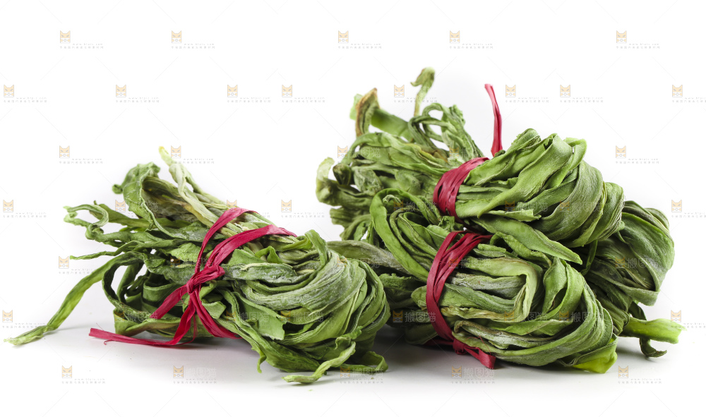 白底上放着干苔菜