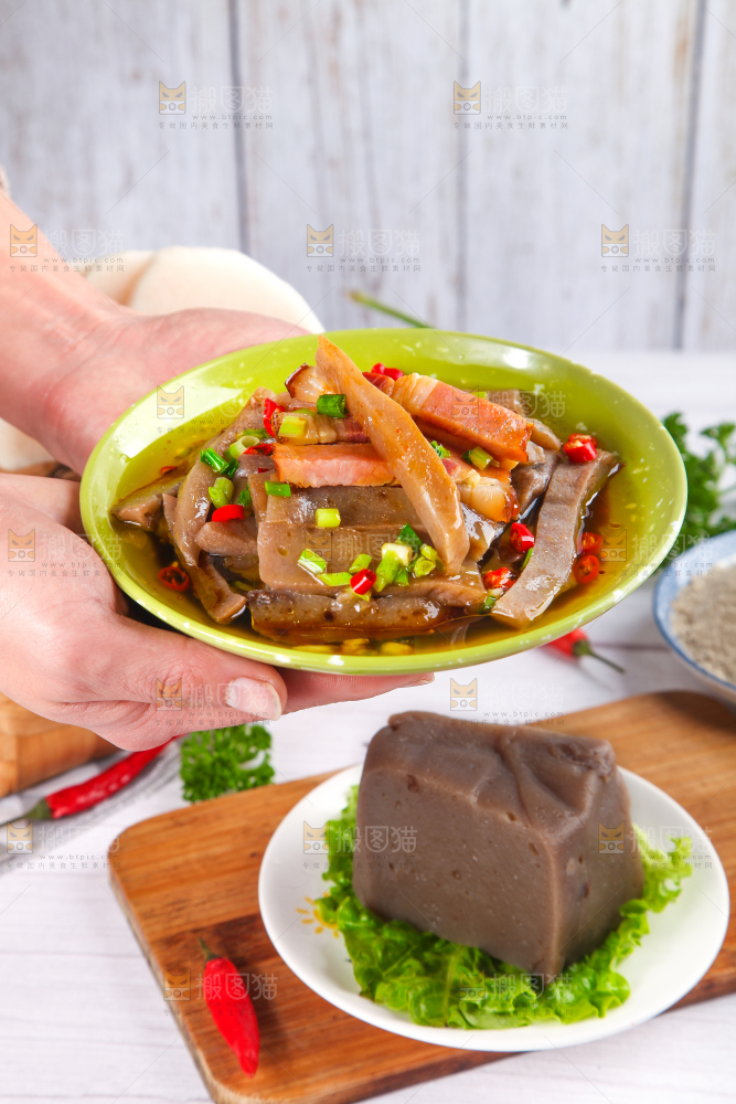 盘子里装着凉拌魔芋豆腐