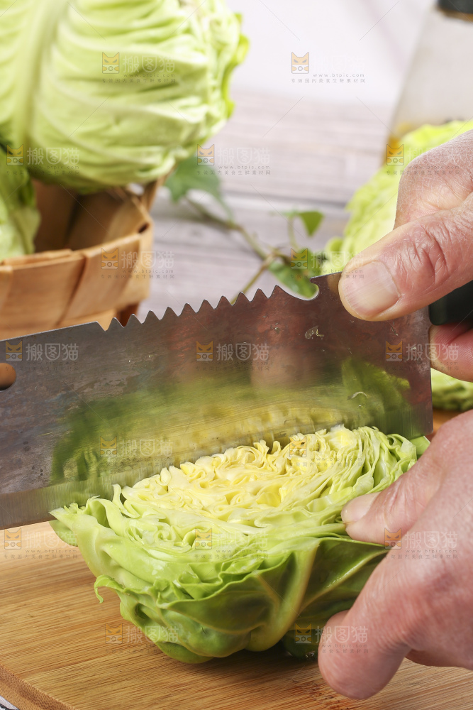 木板上放着绿甘蓝