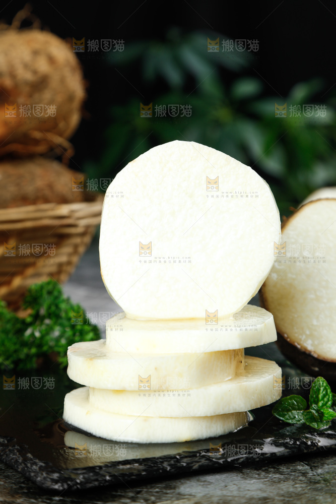 石板上的新鲜山药