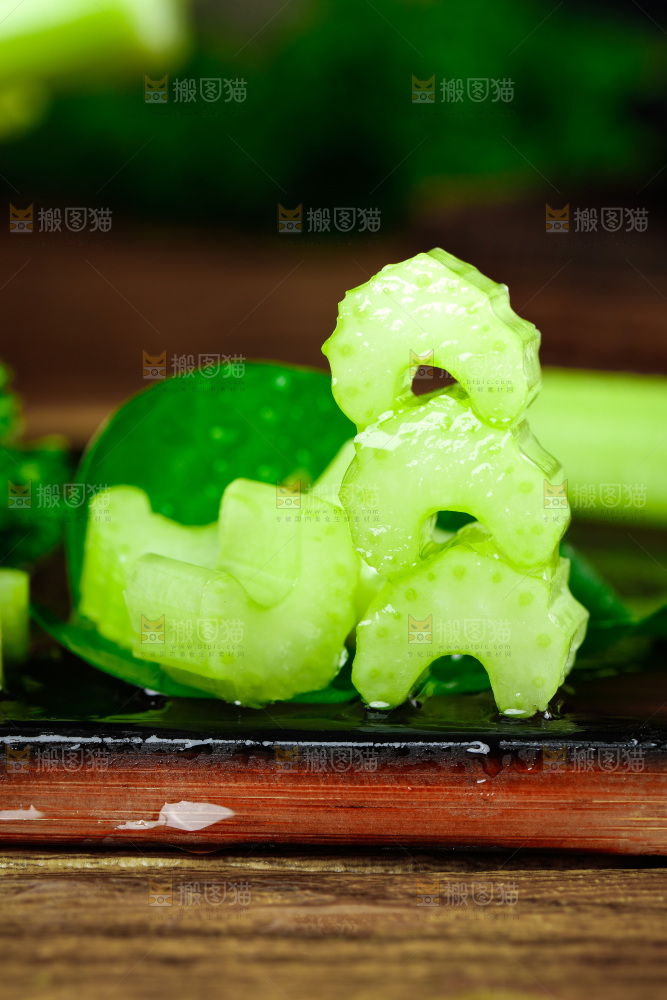 黑石板上的西芹丁