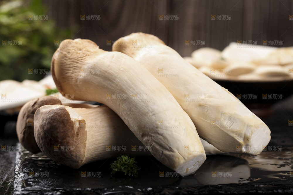 黑石板上的杏鲍菇