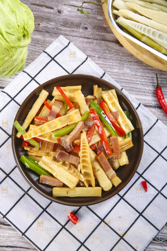 盘子里装着竹笋烧肉