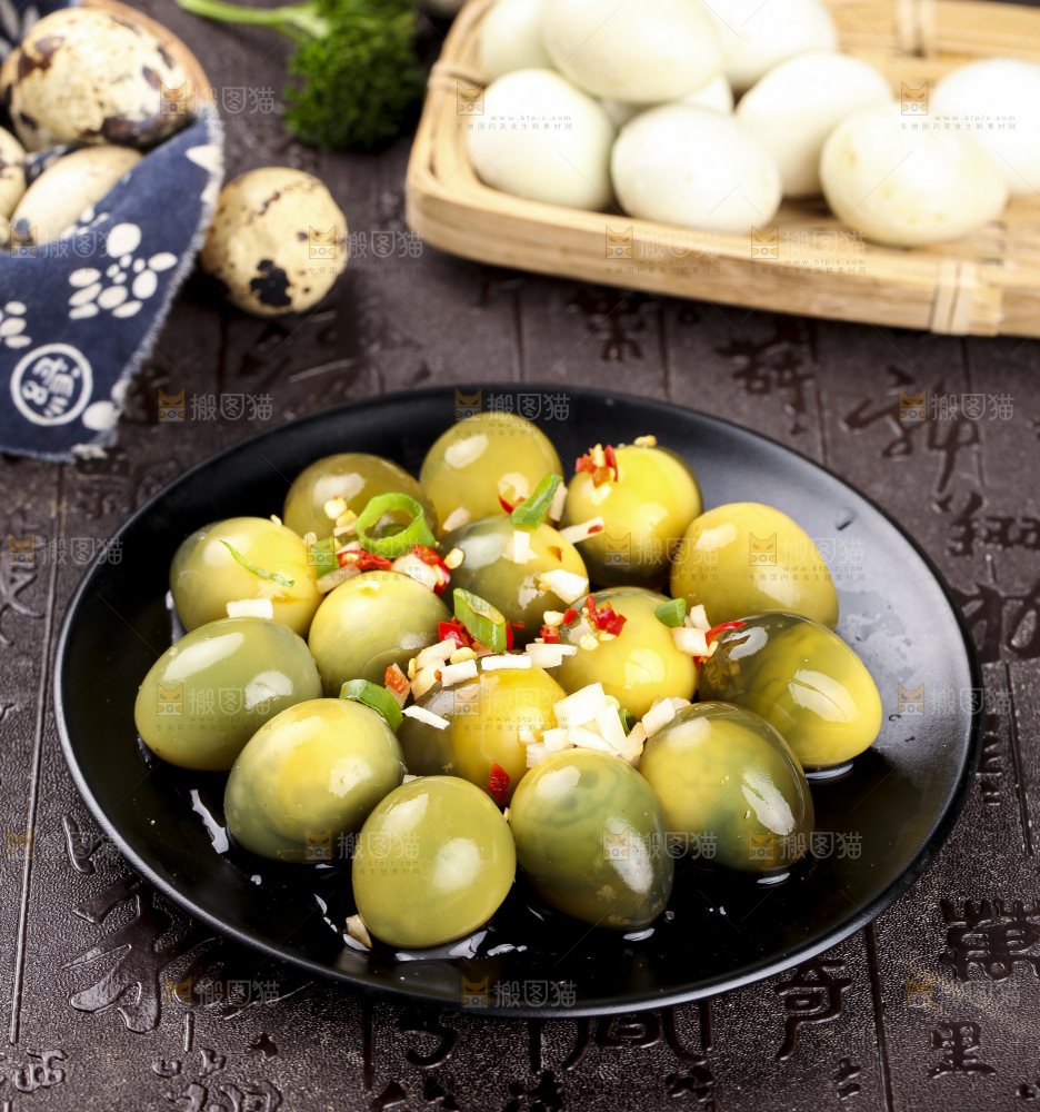 盘子里装着溏心珍珠小皮蛋