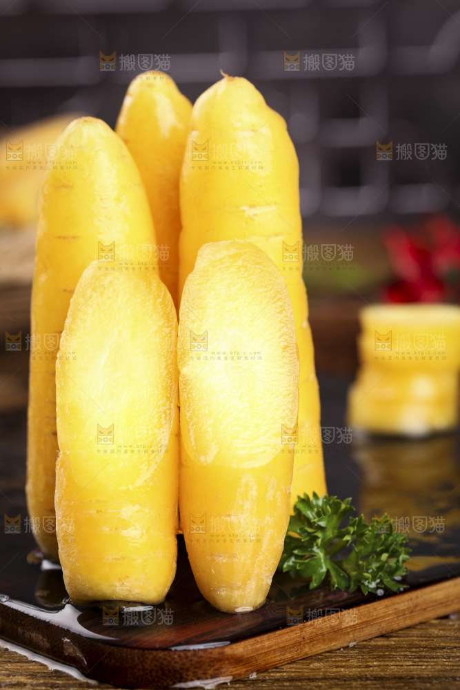 木板上的沙地胡萝卜