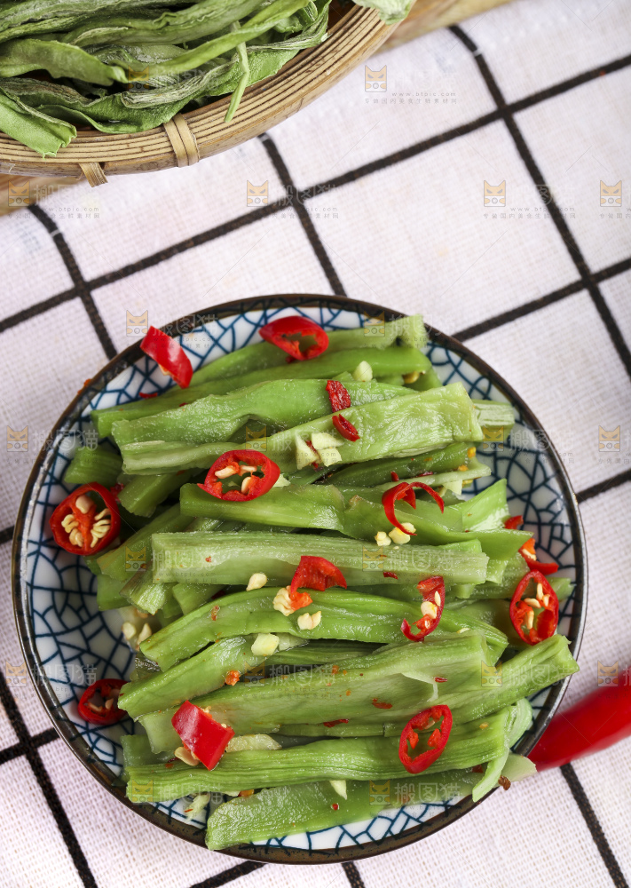 盘子装着贡菜和辣椒