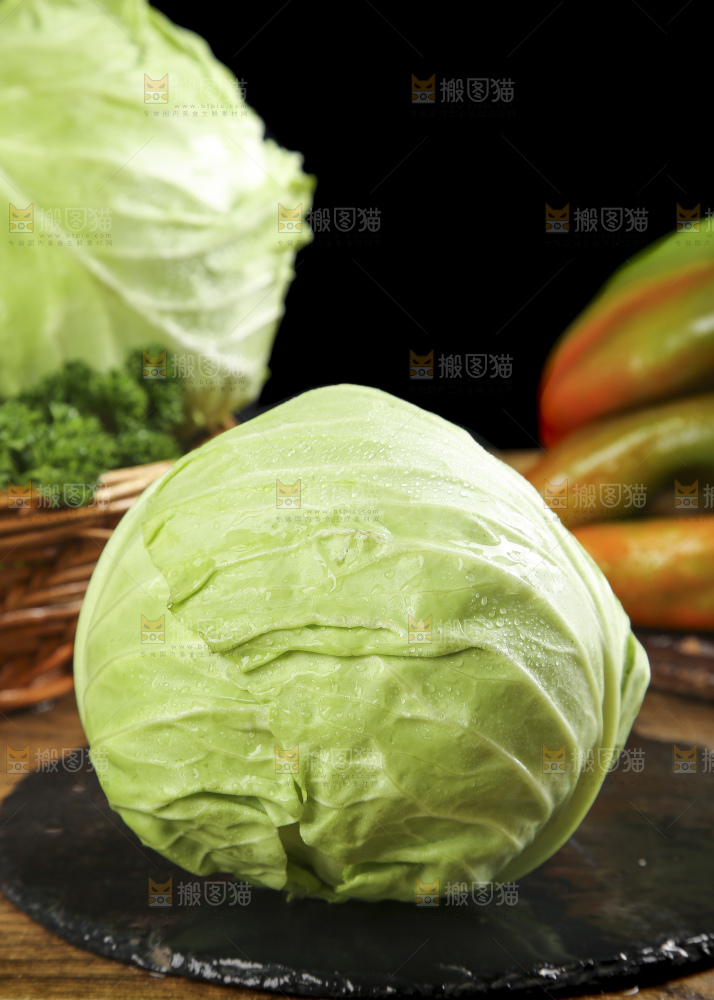 黑石板上的卷心菜