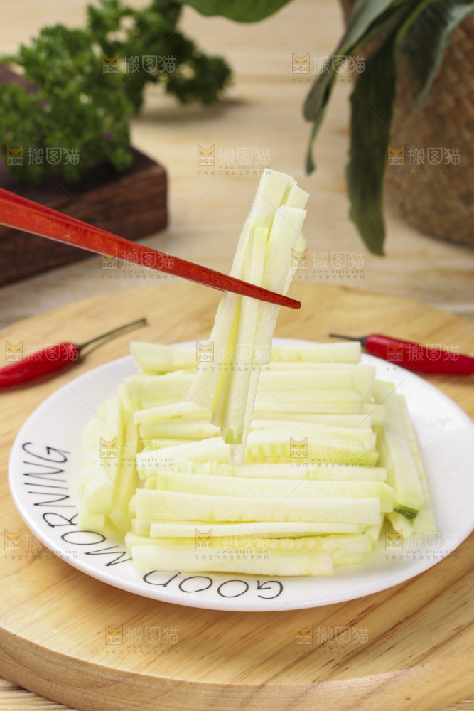 木板上放着嫩南瓜果肉