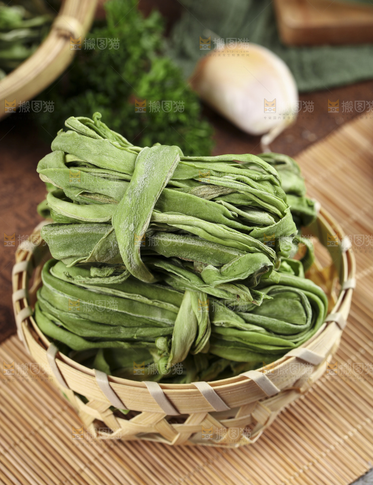 篮子里的干苔菜