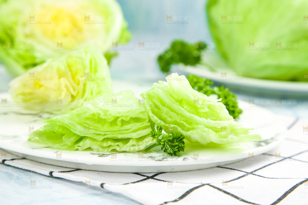盘子里装着球生菜