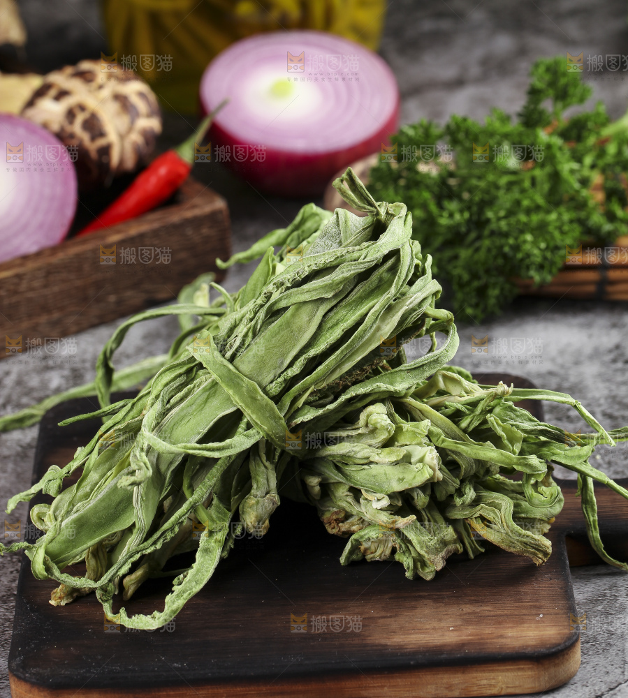 深底上放着干苔菜