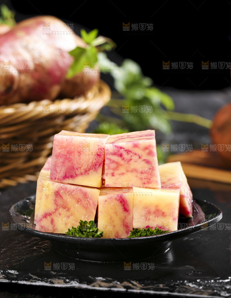 黑石板上的新鲜土豆