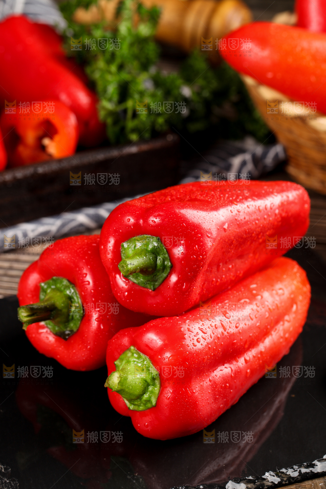 黑石板上的红辣椒