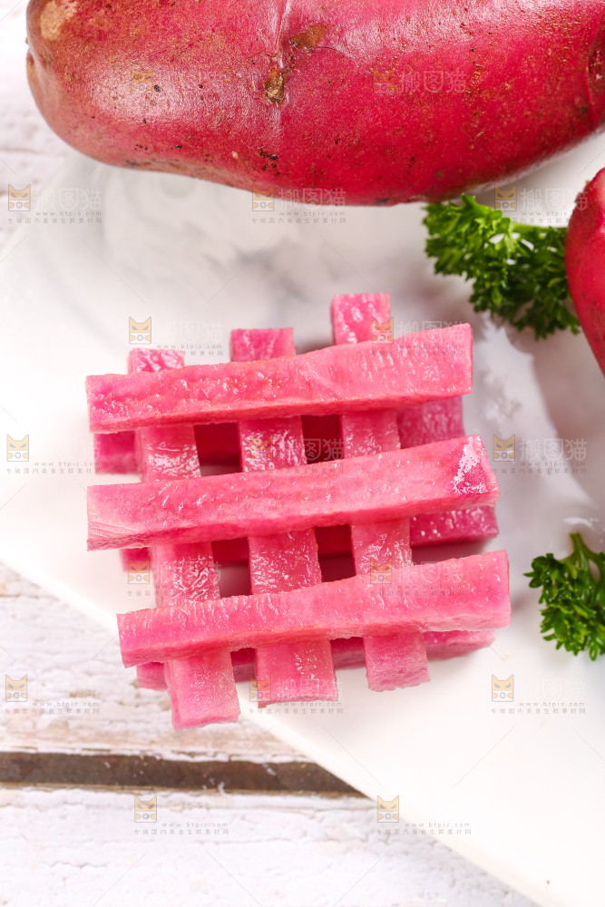 浅底上的红色土豆果肉