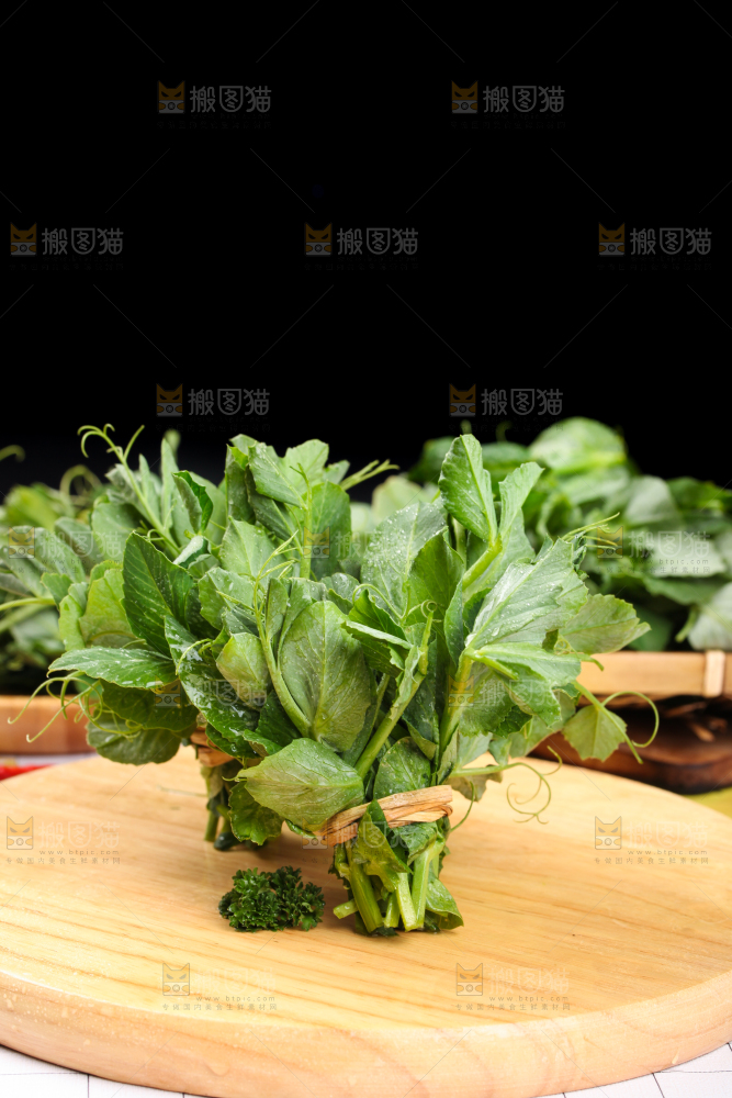 木板上放着农家豌豆尖
