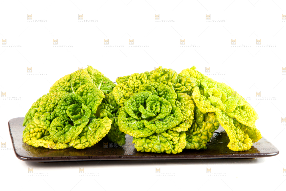 白底上摆放着黄心白菜