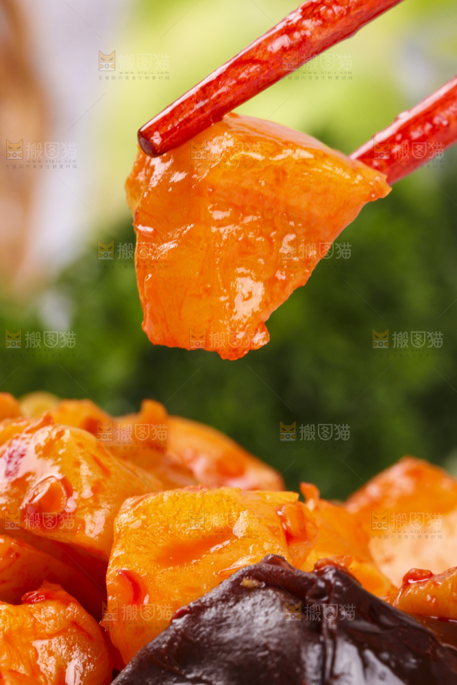 筷子上夹着腌制榨菜