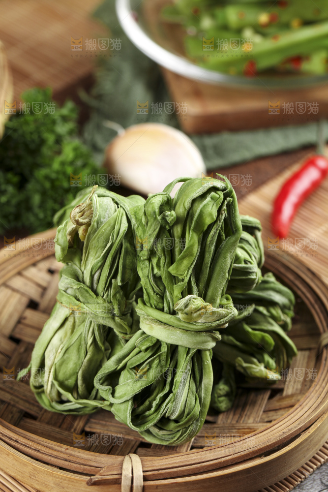 盘子里放着无叶贡菜
