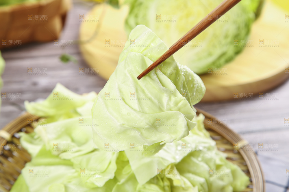 盘子里装着包心菜