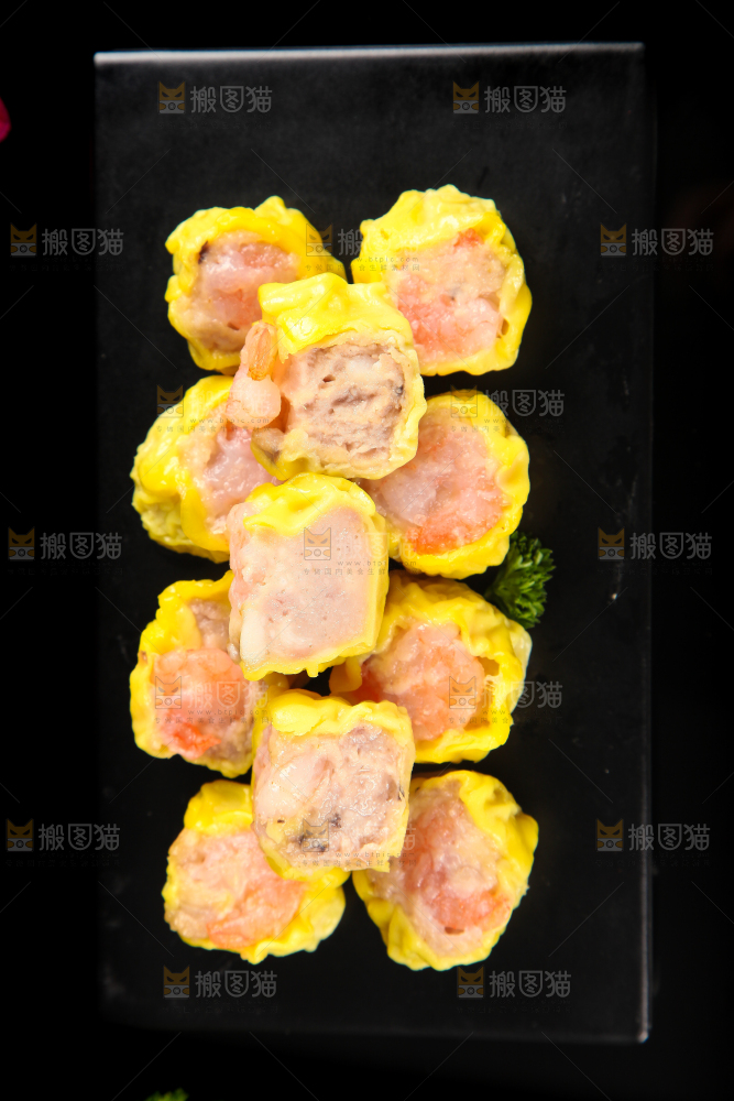 盘子里装着猪肉烧麦