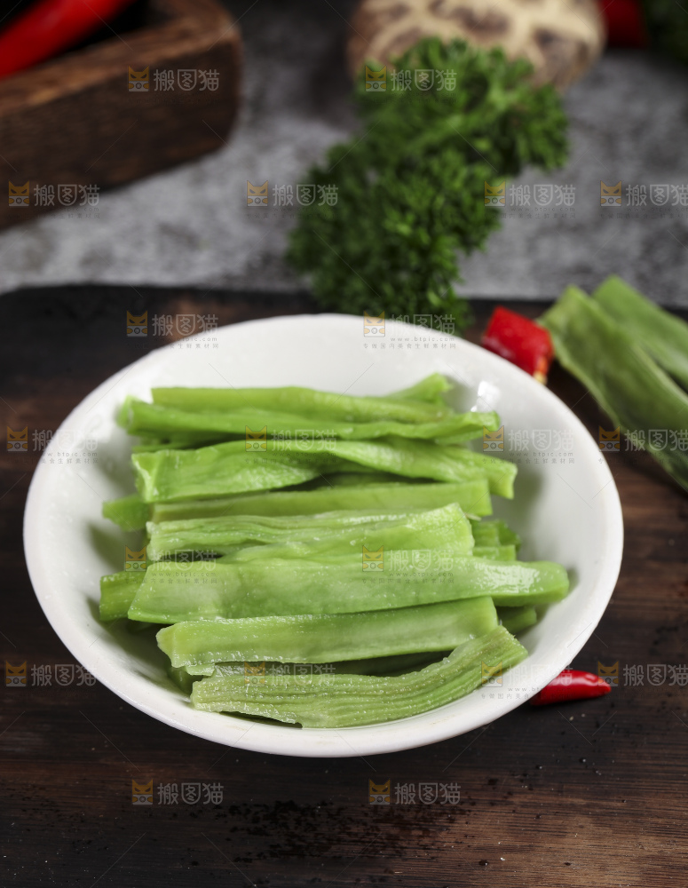 盘子里放着无叶贡菜