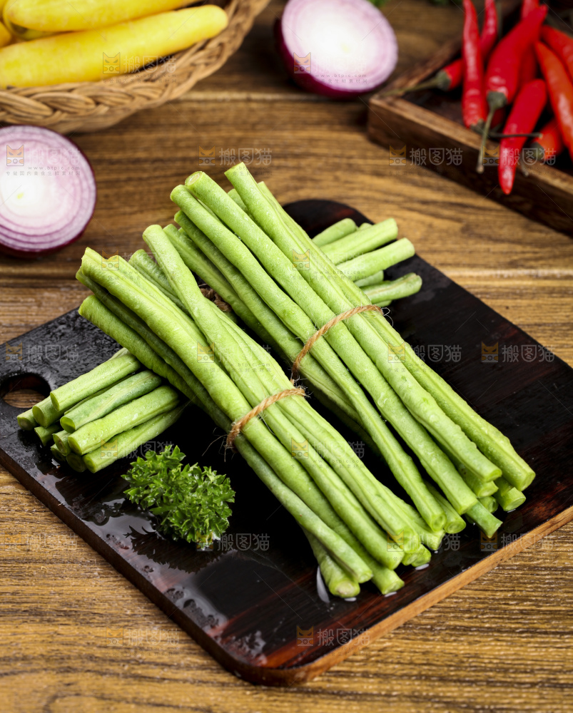 木板上放着一盘新鲜豆角
