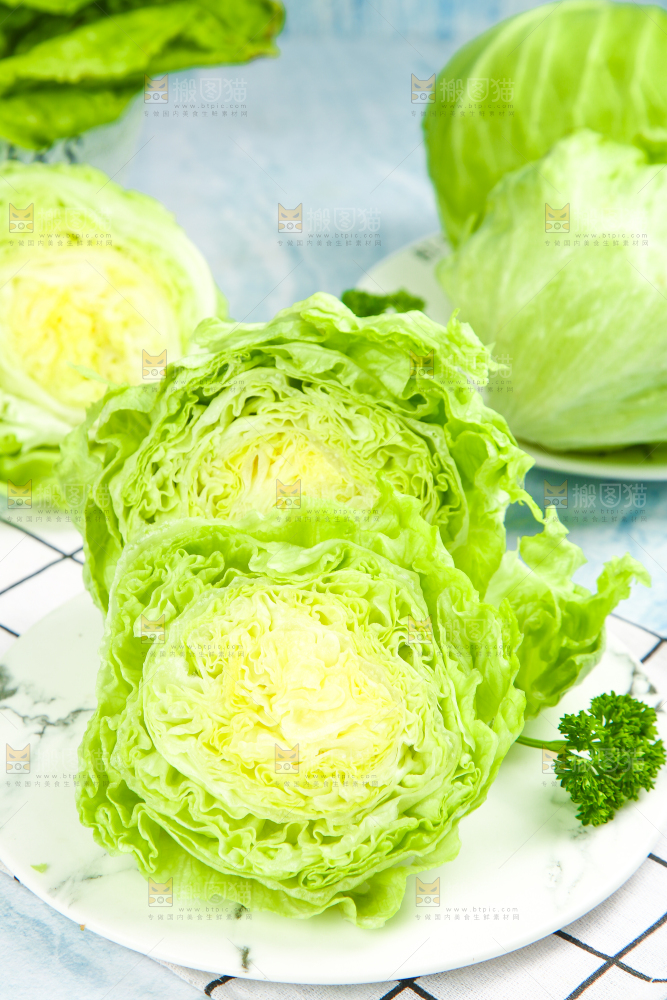 盘子里装着球生菜
