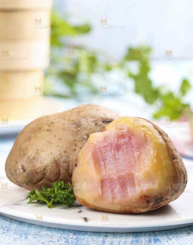 盘子里装着云南七彩土豆