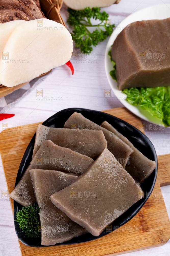木板上放着一盘魔芋豆腐